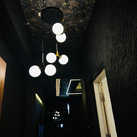 Shades Of Black 2 Hotel Лакнау Екстериор снимка