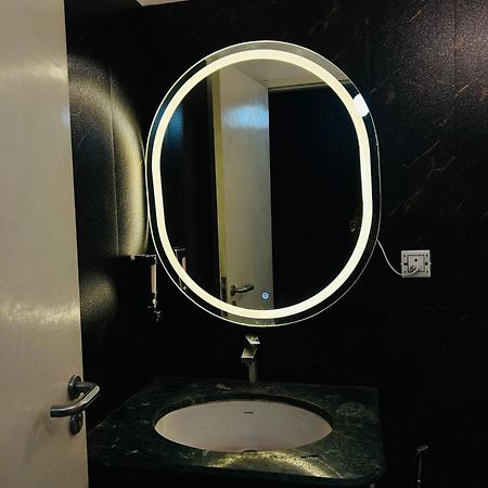 Shades Of Black 2 Hotel Лакнау Екстериор снимка
