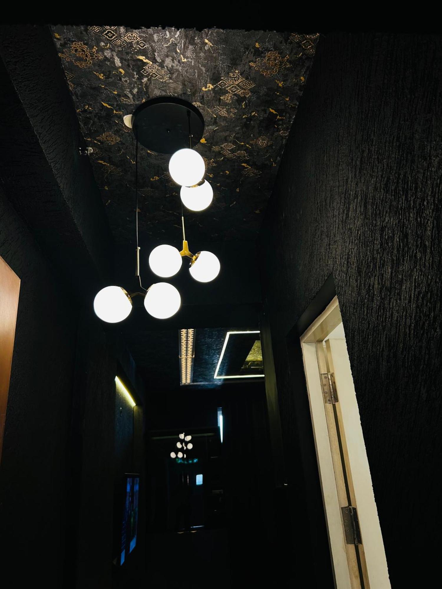 Shades Of Black 2 Hotel Лакнау Екстериор снимка