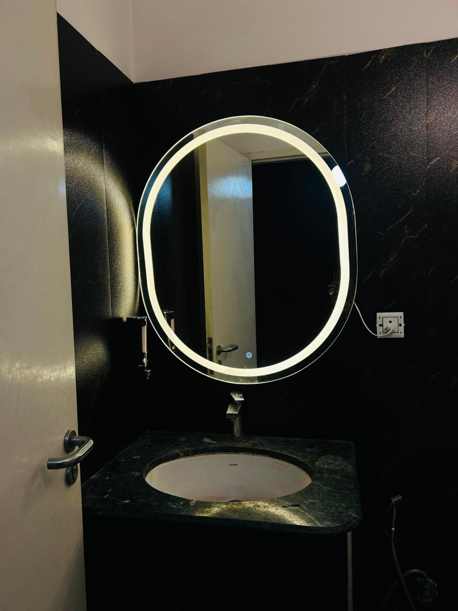 Shades Of Black 2 Hotel Лакнау Екстериор снимка