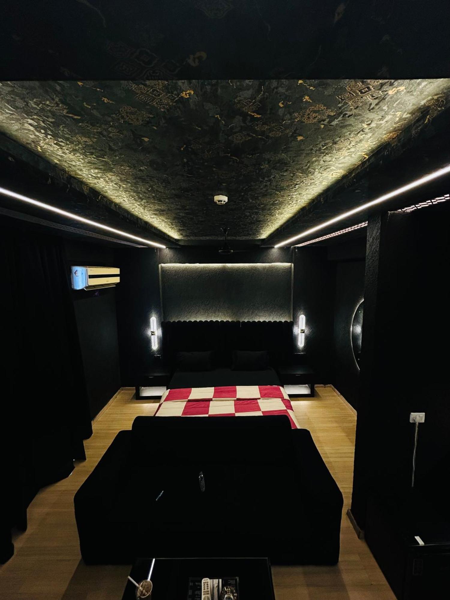 Shades Of Black 2 Hotel Лакнау Екстериор снимка