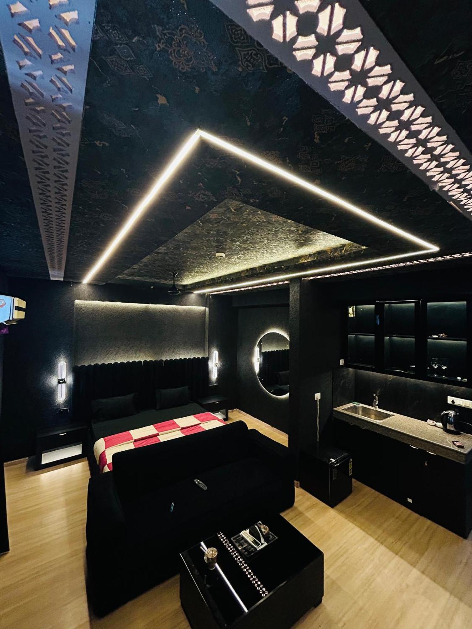 Shades Of Black 2 Hotel Лакнау Екстериор снимка