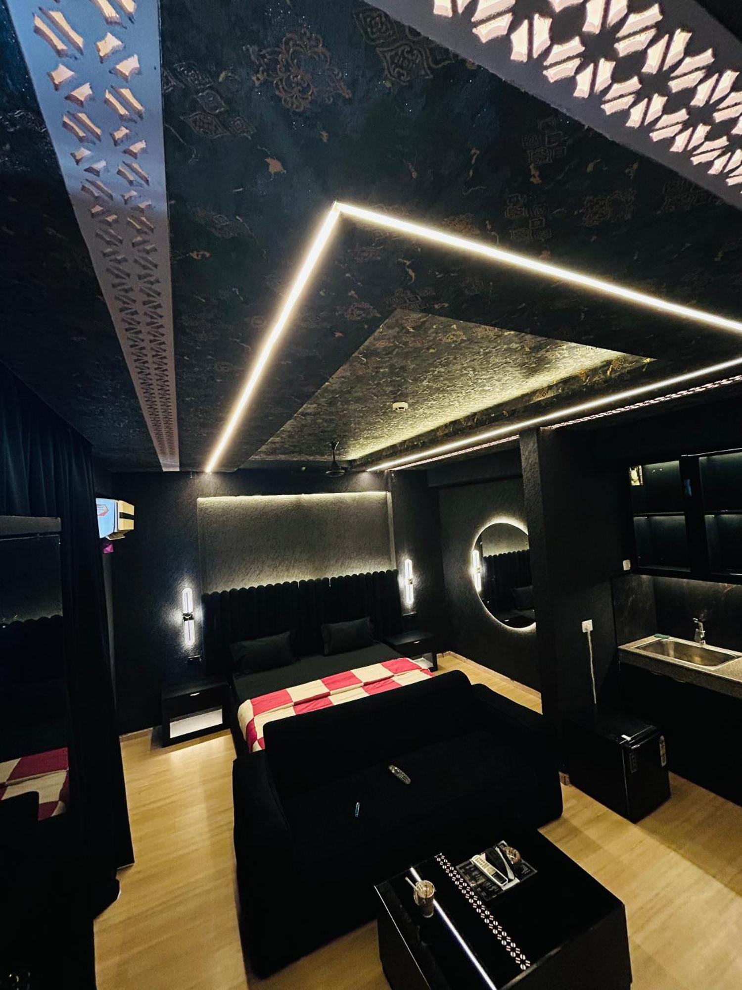 Shades Of Black 2 Hotel Лакнау Екстериор снимка